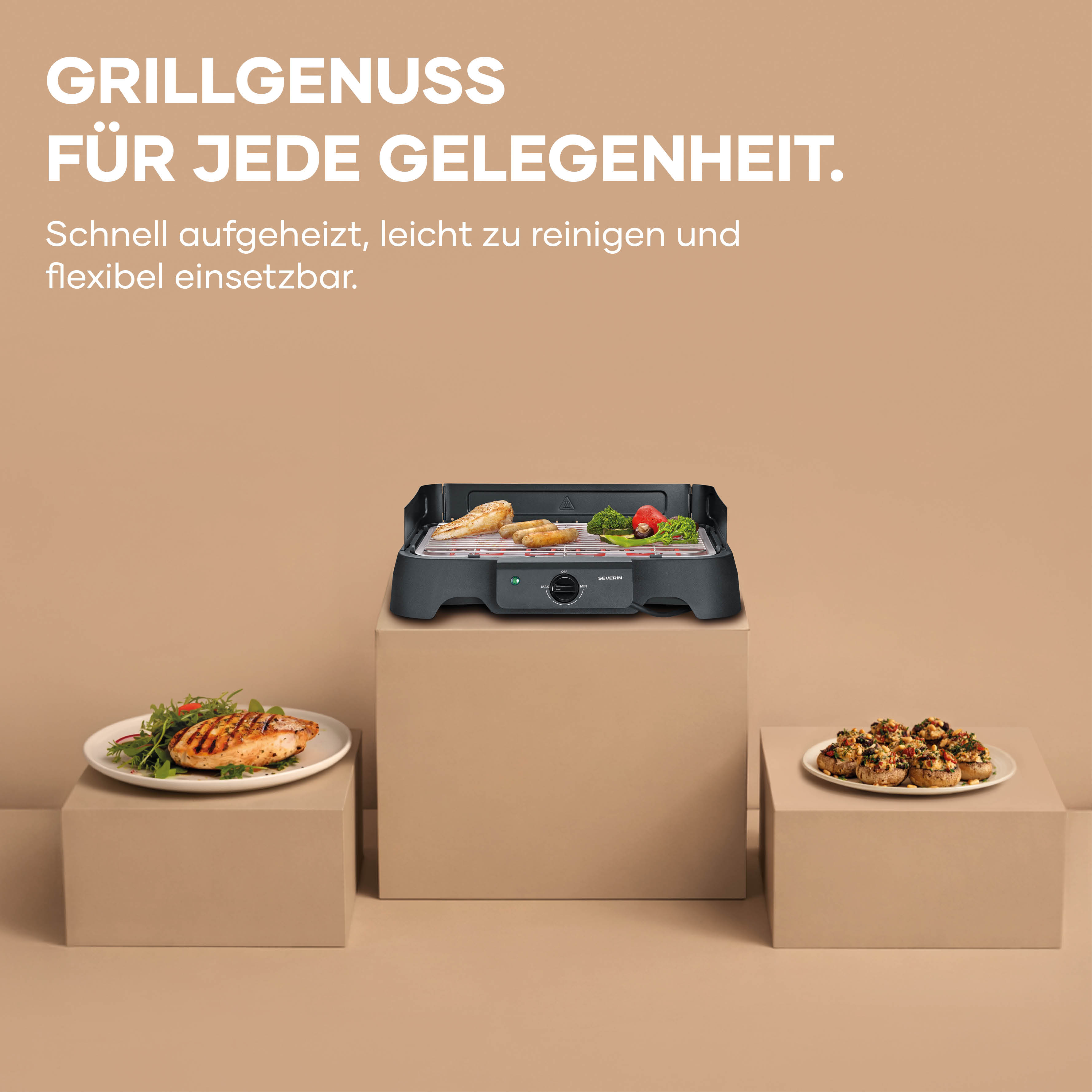 Una griglia da tavolo con pollo alla griglia, salsicce, verdure e funghi ripieni.