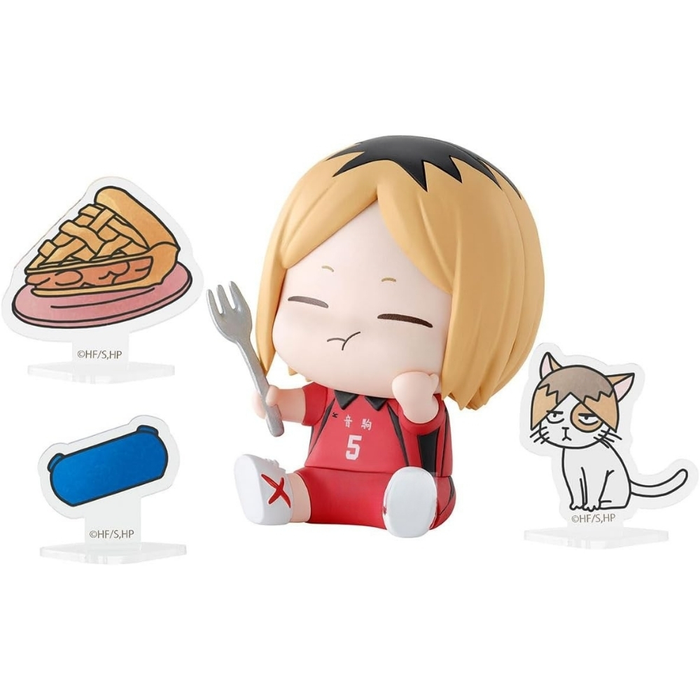 Eine Figur mit roten Kleidern hält eine Gabel neben einem Kuchen, einer blauen Tasche und einer Katze.