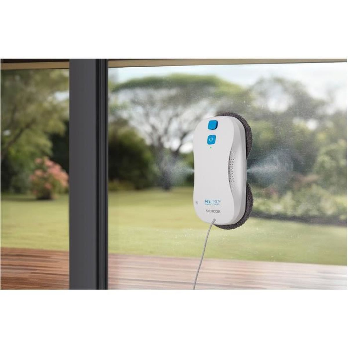 Ein weißer Fensterreinigungsroboter sprüht Wasser auf ein Fenster.
