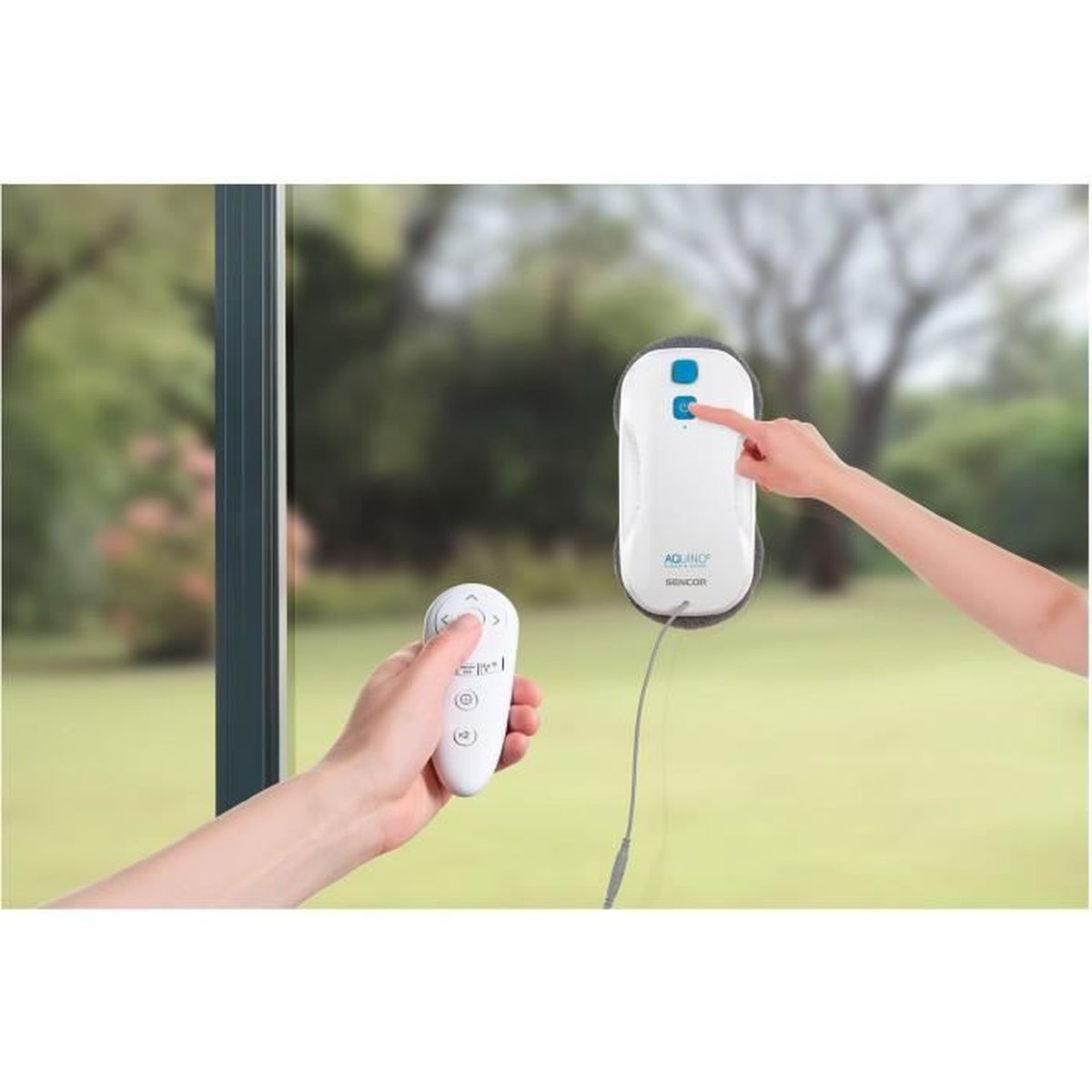 Eine Hand hält eine Fernbedienung, während eine andere einen Fensterreinigungsroboter bedient.