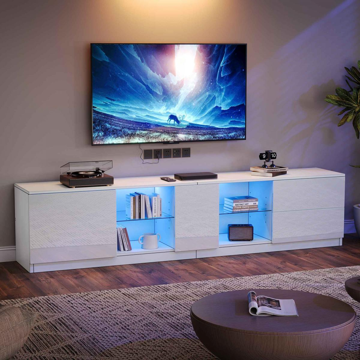 Ein modernes Wohnzimmer mit einem weißen TV-Schrank, beleuchtet mit blauem Licht.