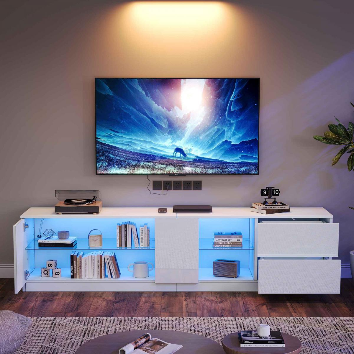 Moderner Wohnraum mit TV, weißem Sideboard mit LEDs, Büchern, Dekoration und Pflanzen.