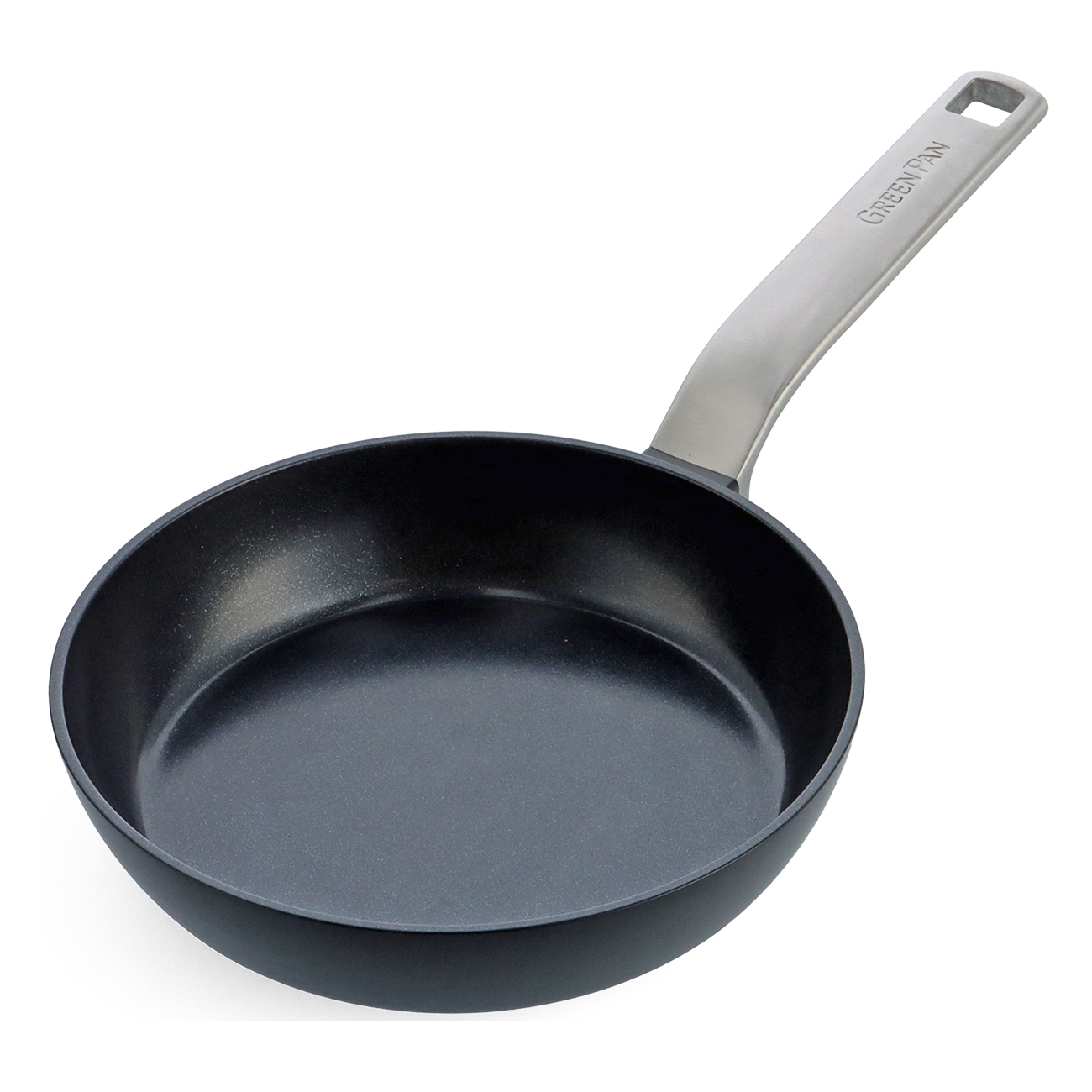Eine schwarze Pfanne mit einem silbernen Griff, auf weißem Hintergrund.