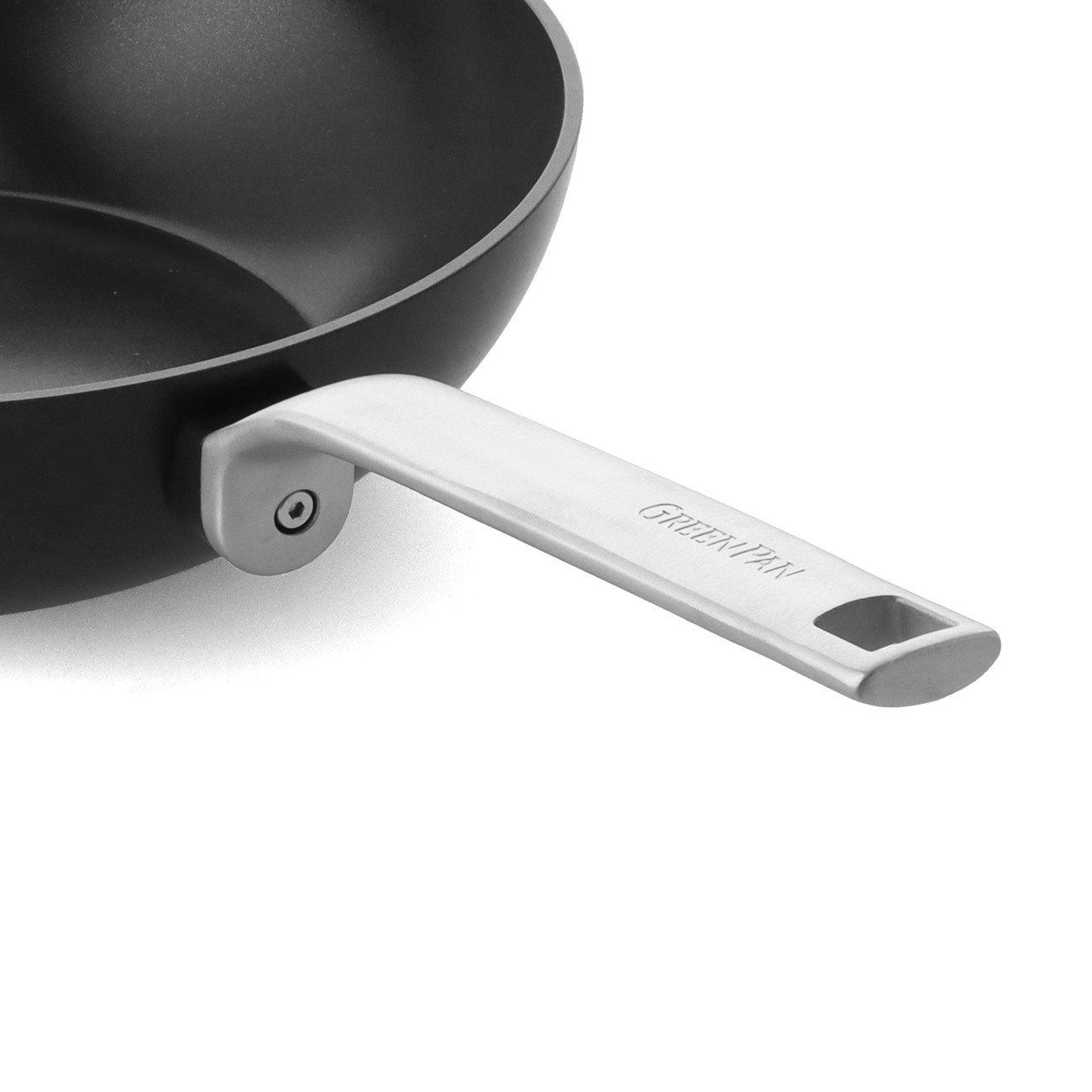 Schwarze Pfanne mit Silbergriff mit der Aufschrift GREENPAN.