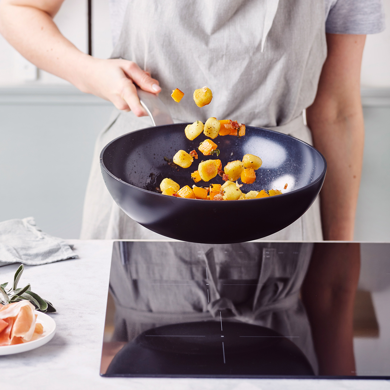 Gnocchi und Kürbis werden in einer Pfanne geschwenkt.