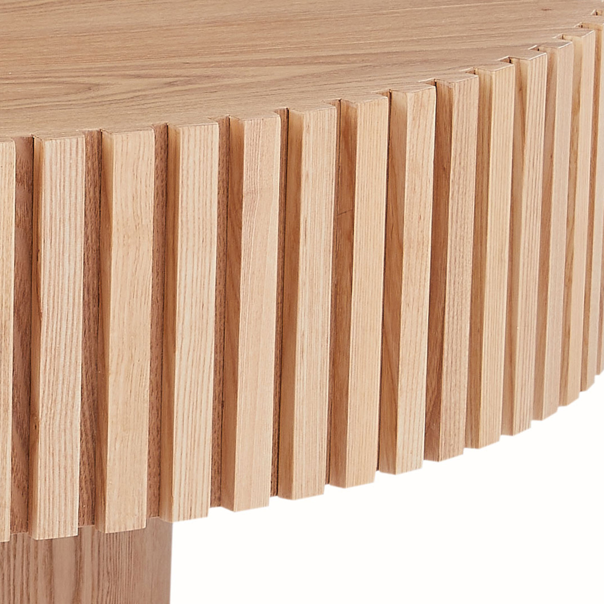 Detailaufnahme eines runden Holztisches mit vertikalen Holzlamellen.