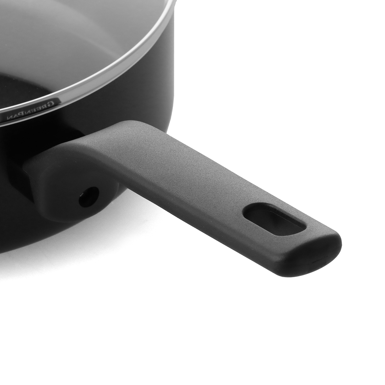 Nahaufnahme eines schwarzen Kochtopfgriffs mit einem Loch zur Aufbewahrung.