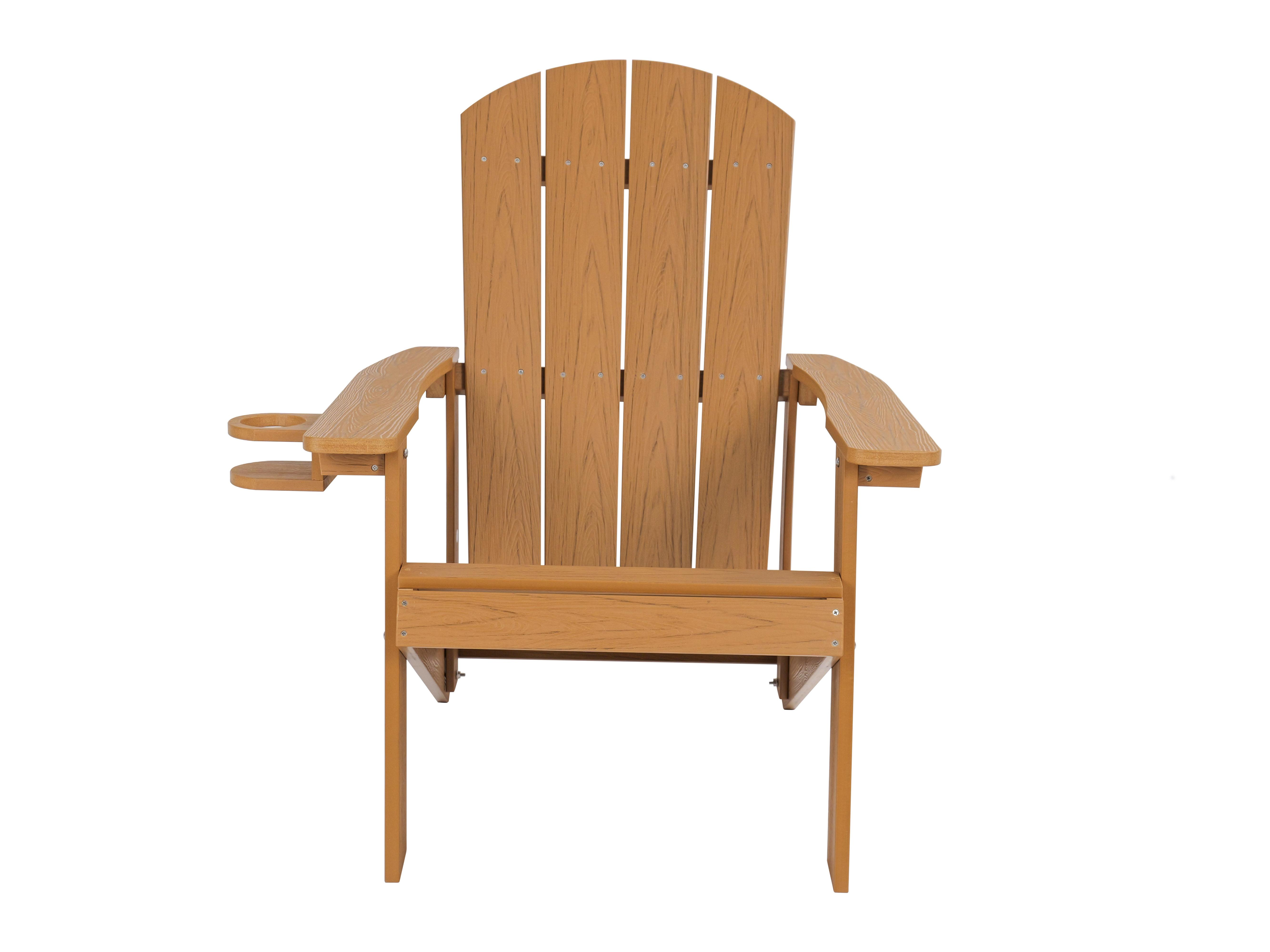 Eine braune Adirondack-Liege mit breiten Armlehnen und integrierten Getränkehaltern.
