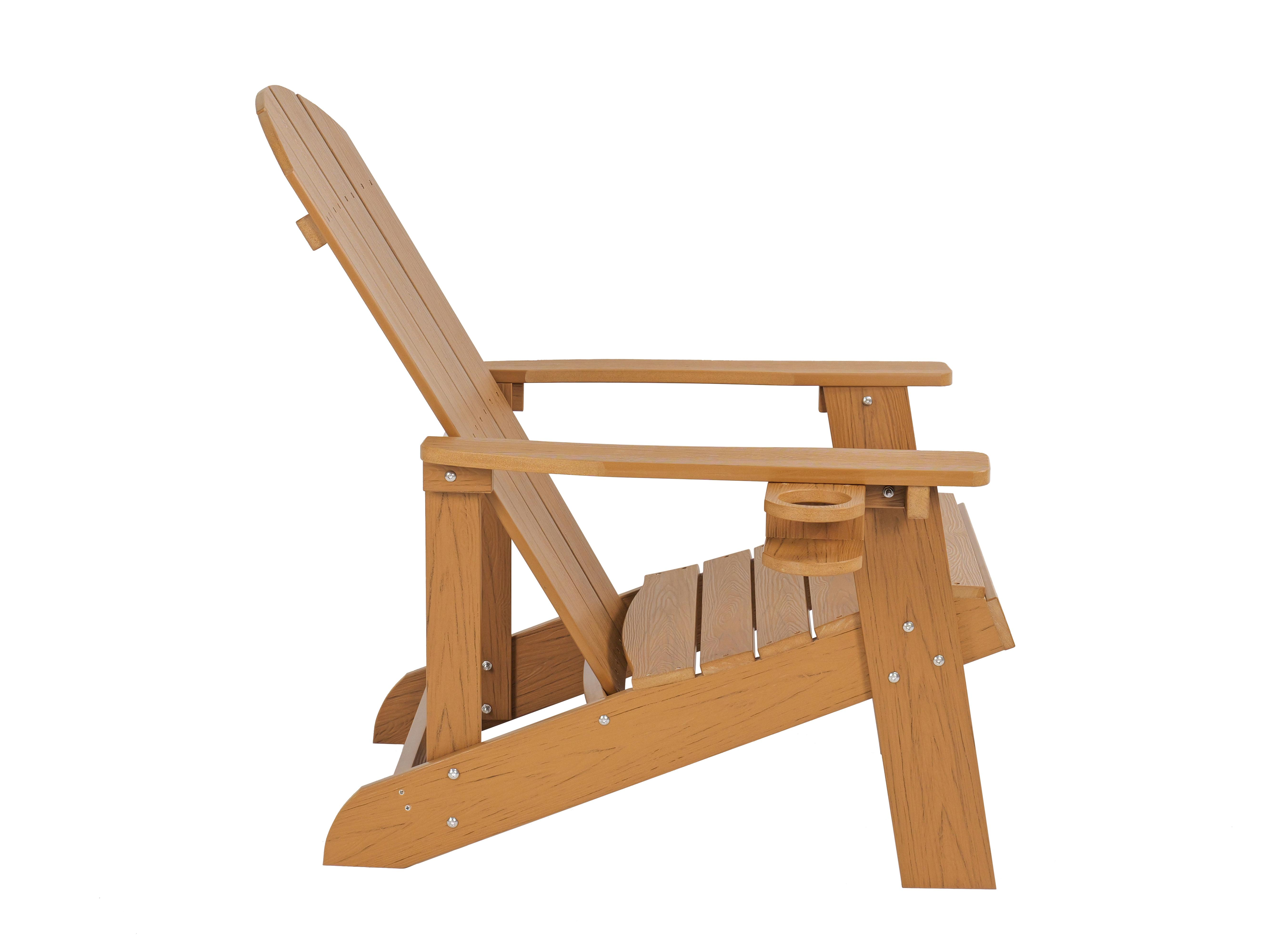 Ein brauner Adirondack-Stuhl aus Holz mit Becherhalter, von der Seite gesehen.