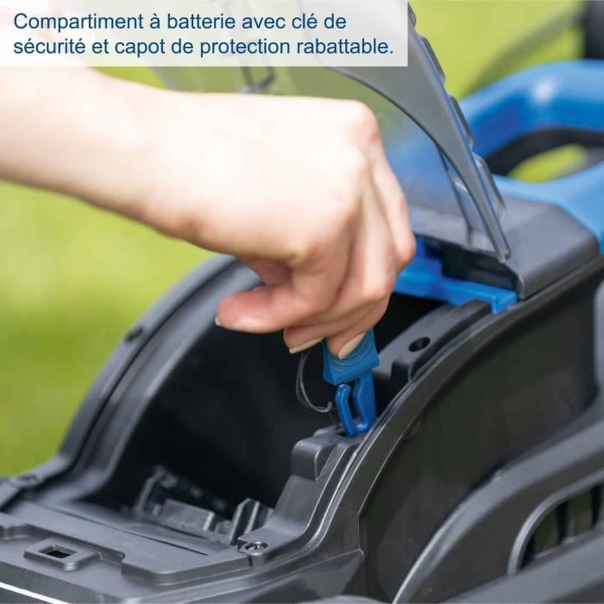 Eine Hand führt einen blauen Sicherheitsschlüssel in ein Batteriefach ein.