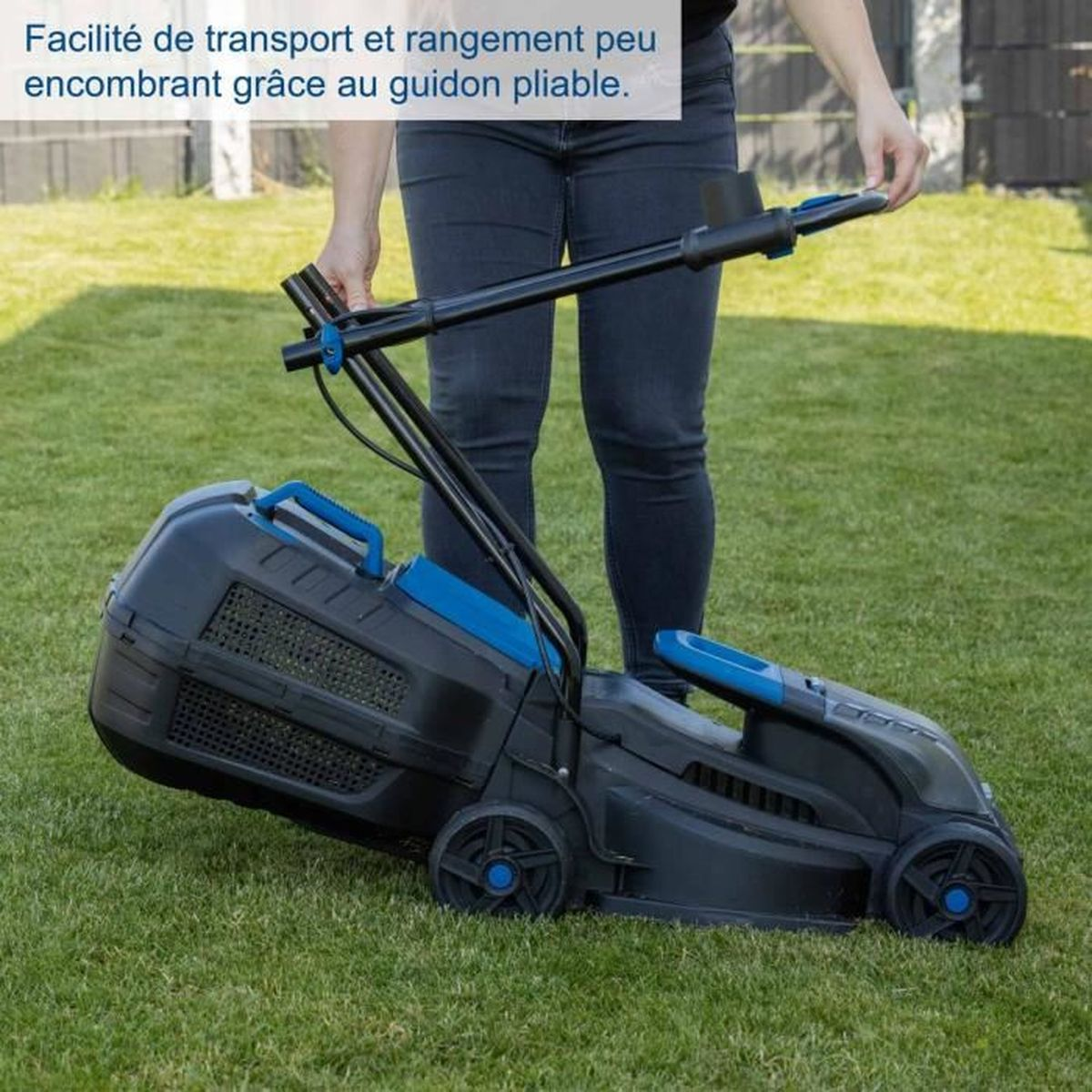 Eine Person hält den Griff eines blauen und schwarzen Rasenmähers auf grünem Gras.