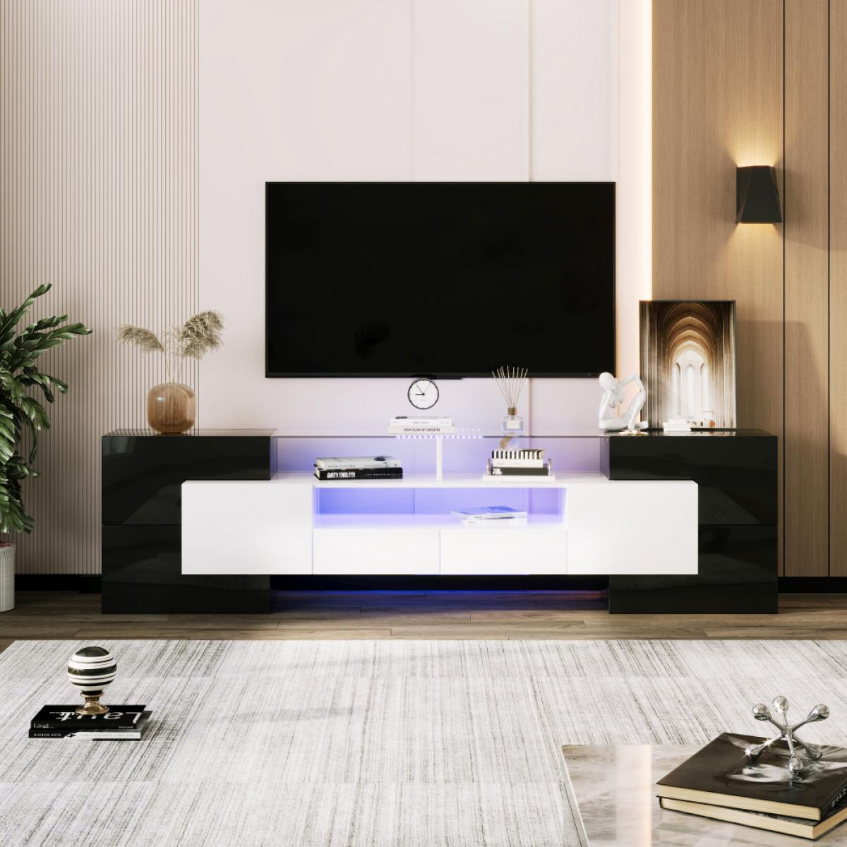 Modernes Wohnzimmer mit schwarzem Fernseher auf einem weißen und schwarzen Medienmöbel mit blauen LED-Leuchten.