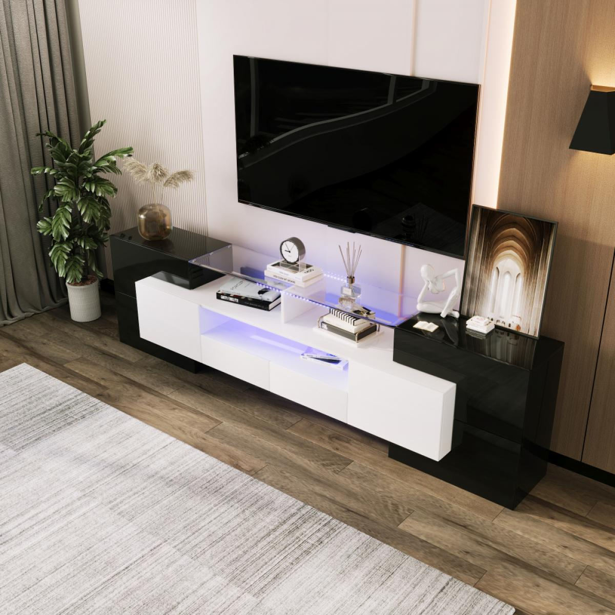 Moderne Medienkonsole mit TV, Pflanzen und Kunst. Weiß-schwarze Hochglanzoberfläche.