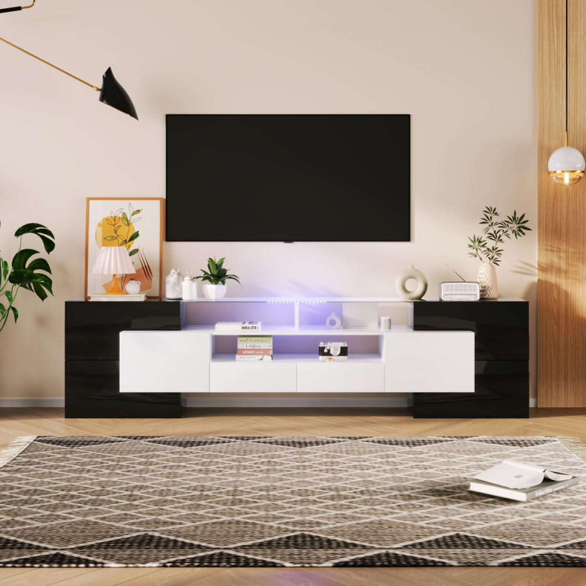 Ein moderner Wohnzimmer-Aufbau mit einem schwarzen Fernseher über einem weißen und schwarzen Medienelement.