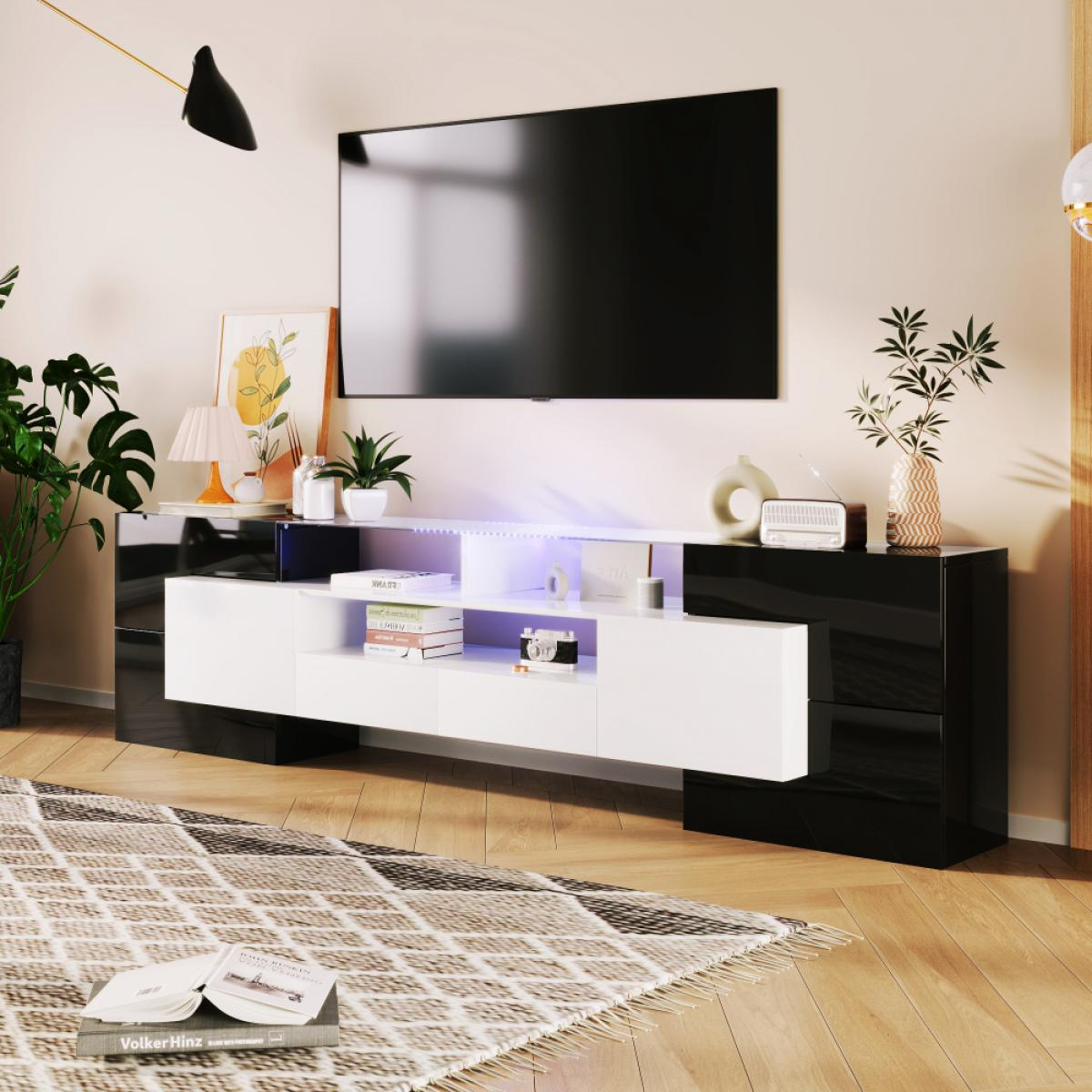 Ein moderner Wohnzimmerschrank mit Fernseher, Pflanzen, Lampe und Teppich.