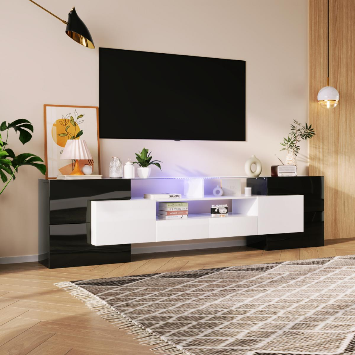 Ein moderner Wohnzimmer-TV-Schrank mit Schwarz-Weiß-Finish, beleuchteter Ablage und Teppich.