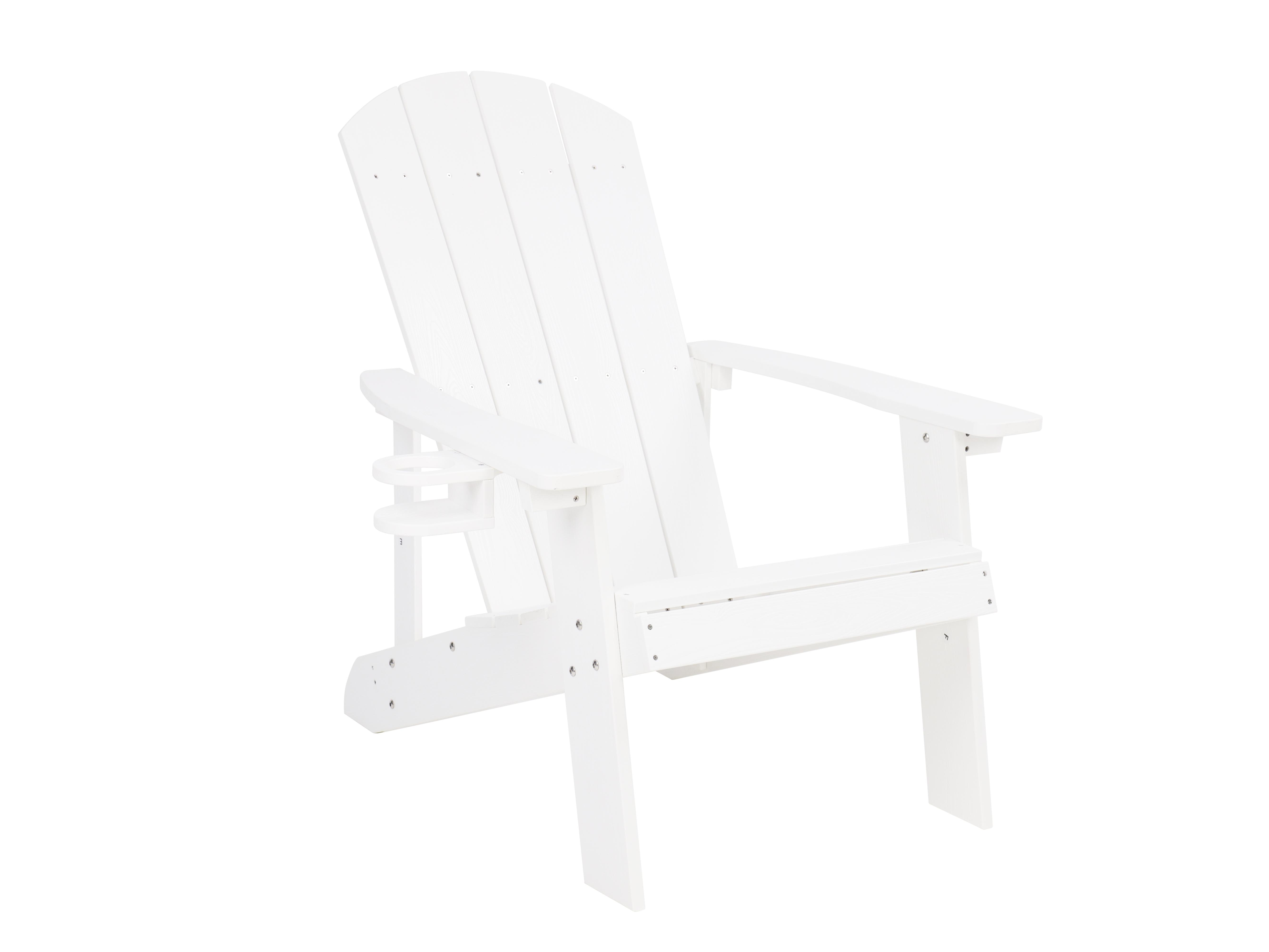 Ein weißer Adirondack-Stuhl mit breiten Armlehnen und einer Getränkehalterung.