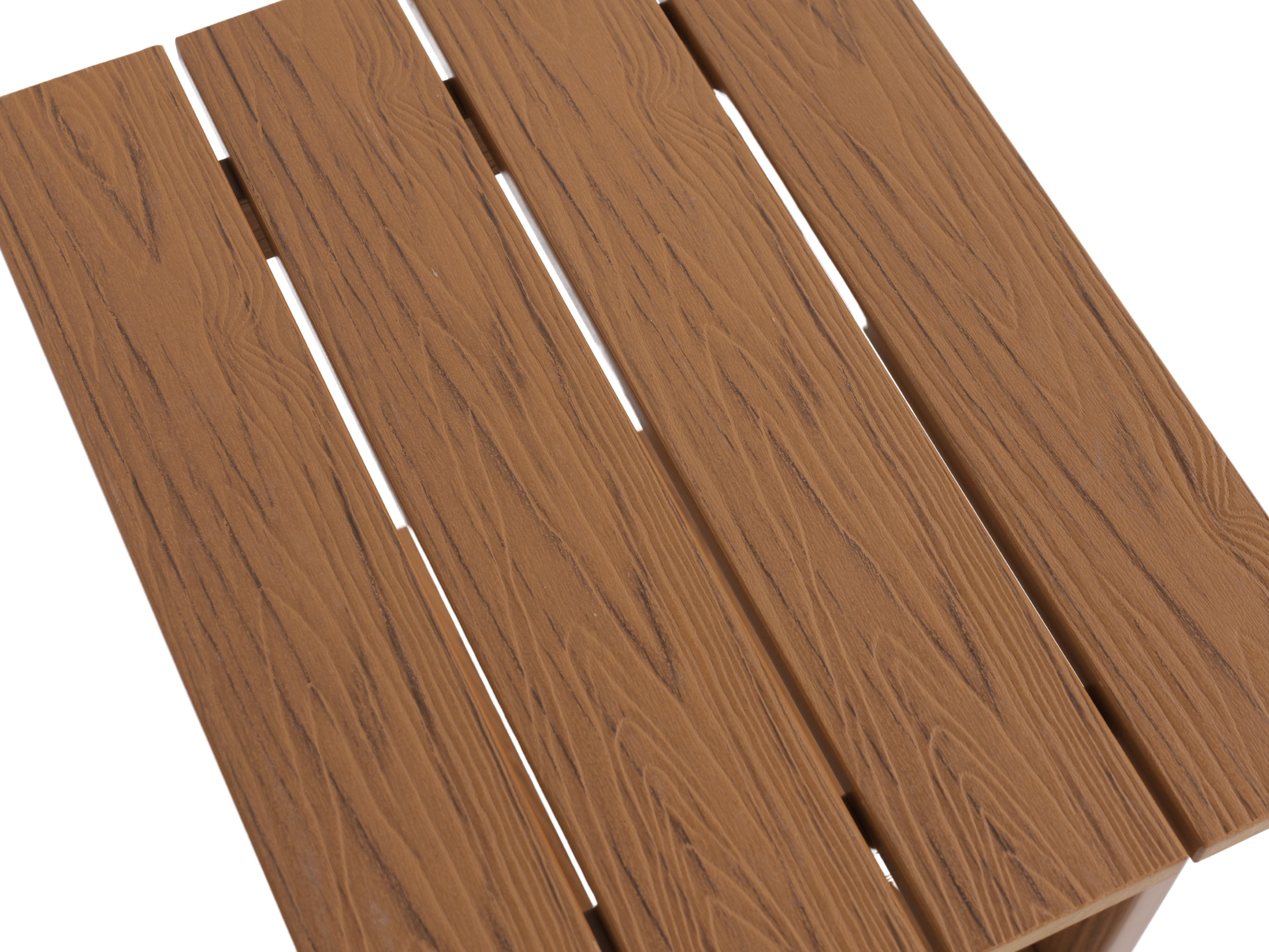 Braune Holzlamellen mit Maserung auf weißem Hintergrund.