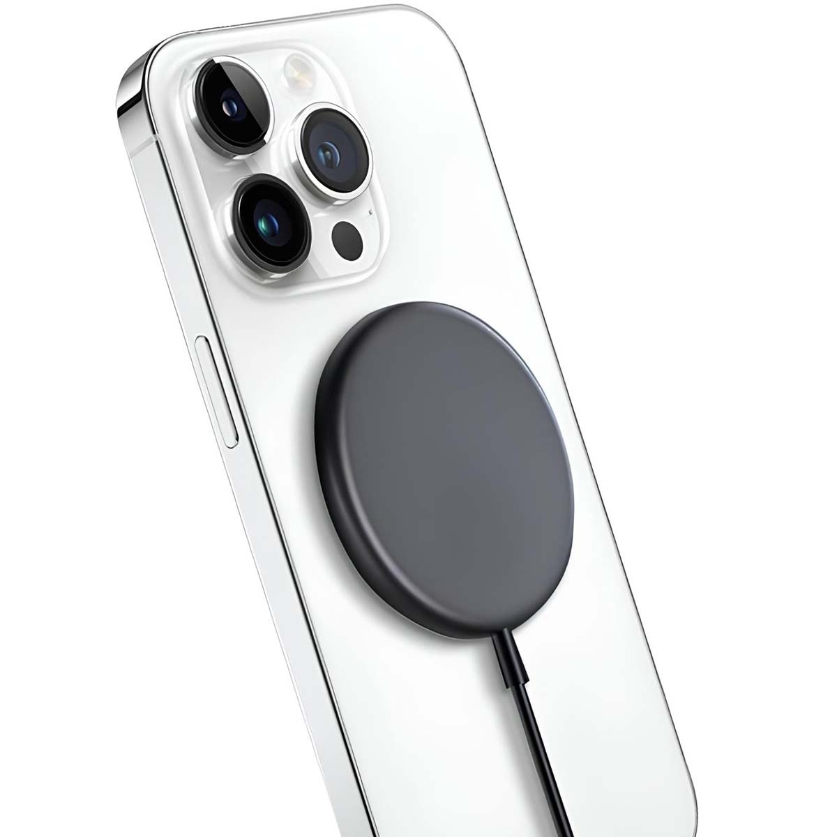Ein schwarzes MagSafe-Ladegerät, das auf der Rückseite eines weißen iPhones befestigt ist.