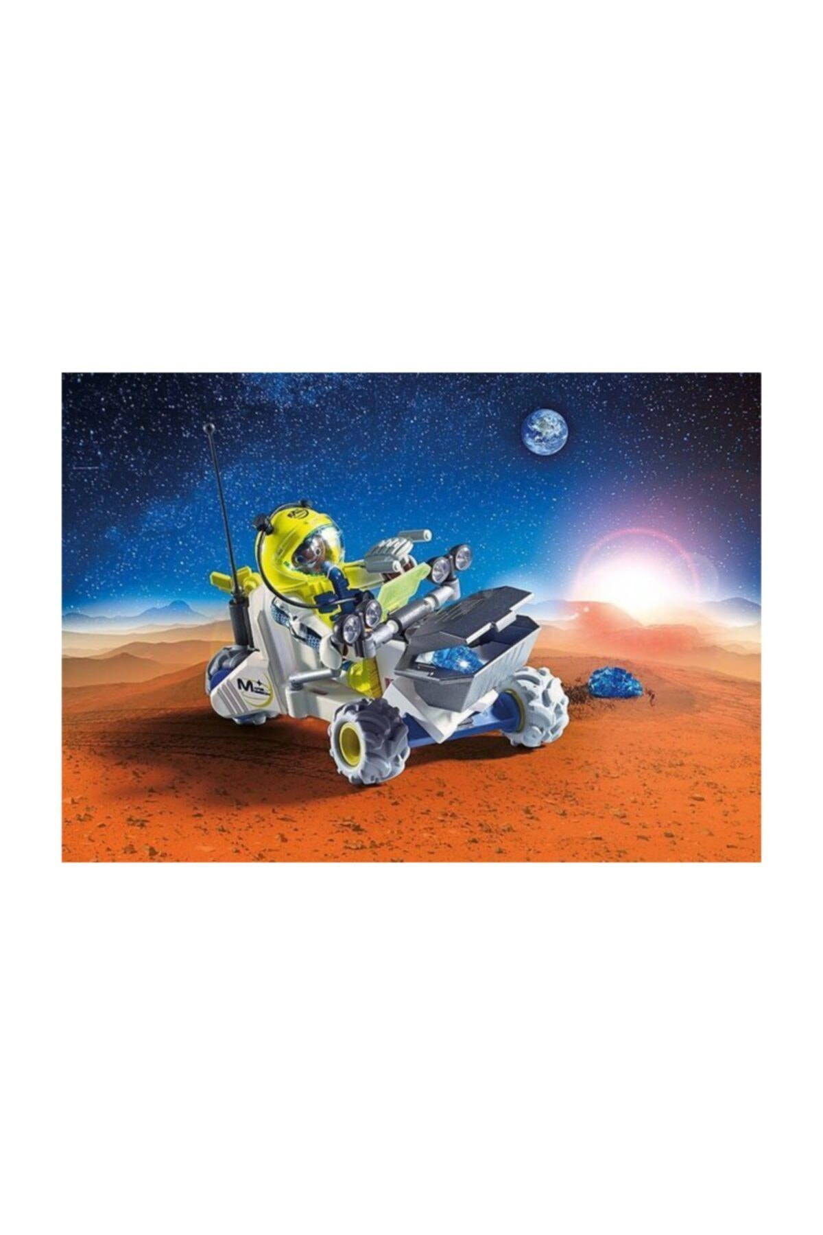 Un astronauta con casco giallo guida un rover marziano sotto un cielo stellato.