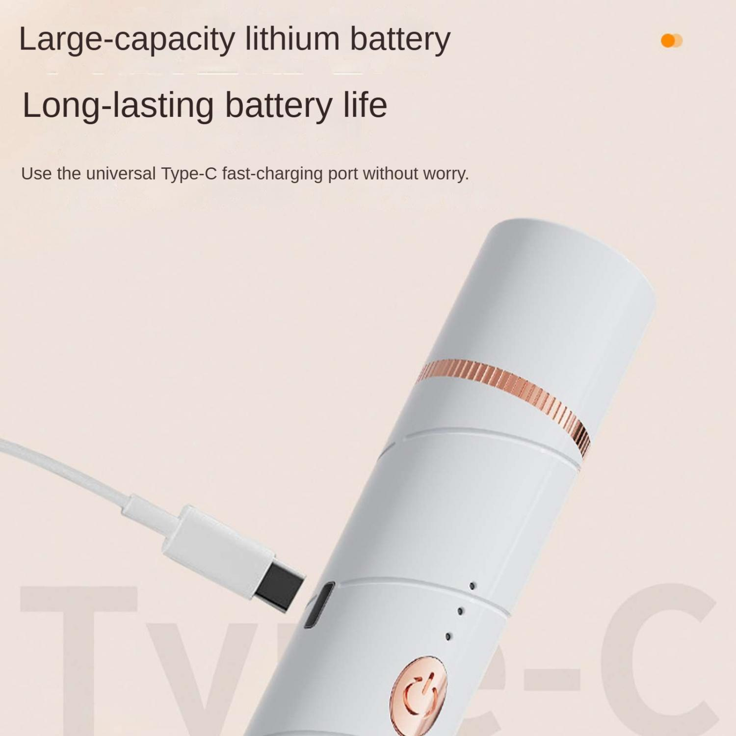 Ein weißes Gerät wird über ein weißes USB-C-Kabel geladen.