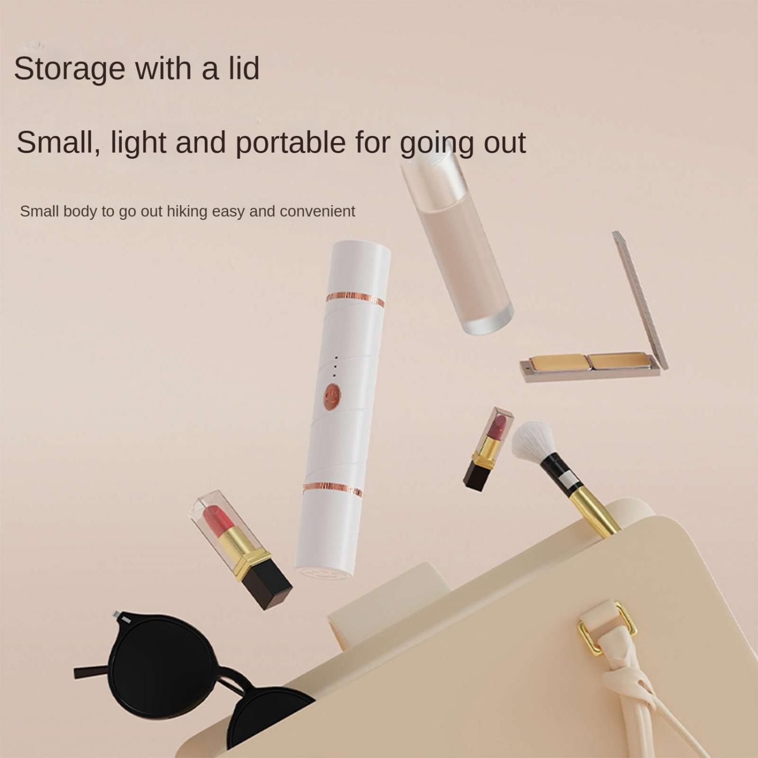 Make-up-Produkte und Sonnenbrille schweben über einer beige Tasche.