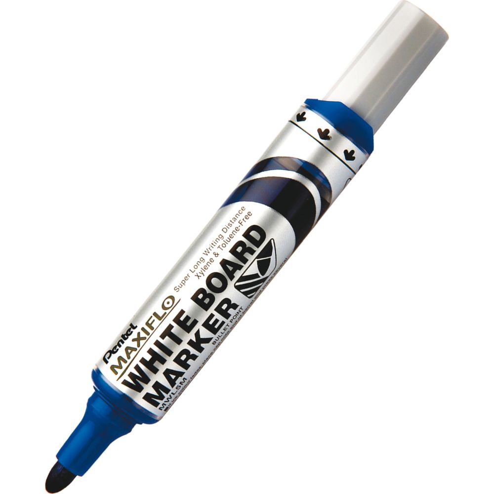 Ein blauer und silberner Whiteboard-Marker mit spitzer Spitze, isoliert auf weißem Hintergrund.
