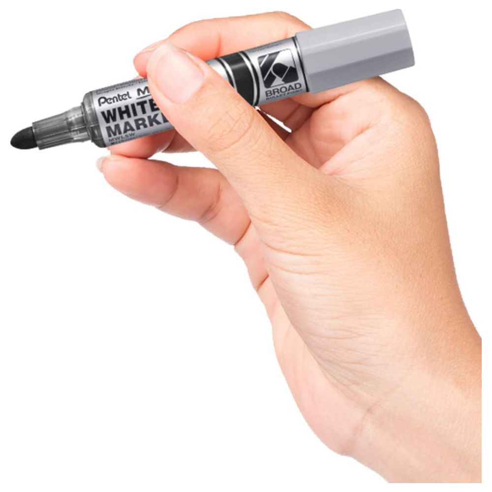 Eine Hand hält einen grauen Pentel Whiteboard Marker mit schwarzer Spitze.