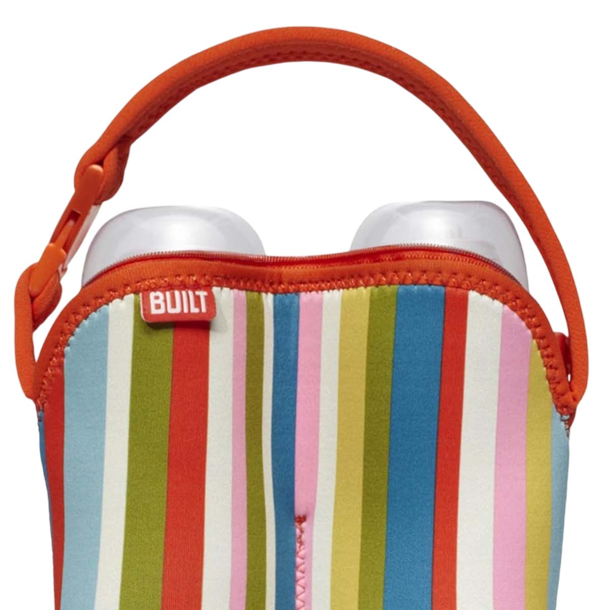 Eine bunte Flaschentasche mit Streifen, orangem Griff und Reißverschluss.