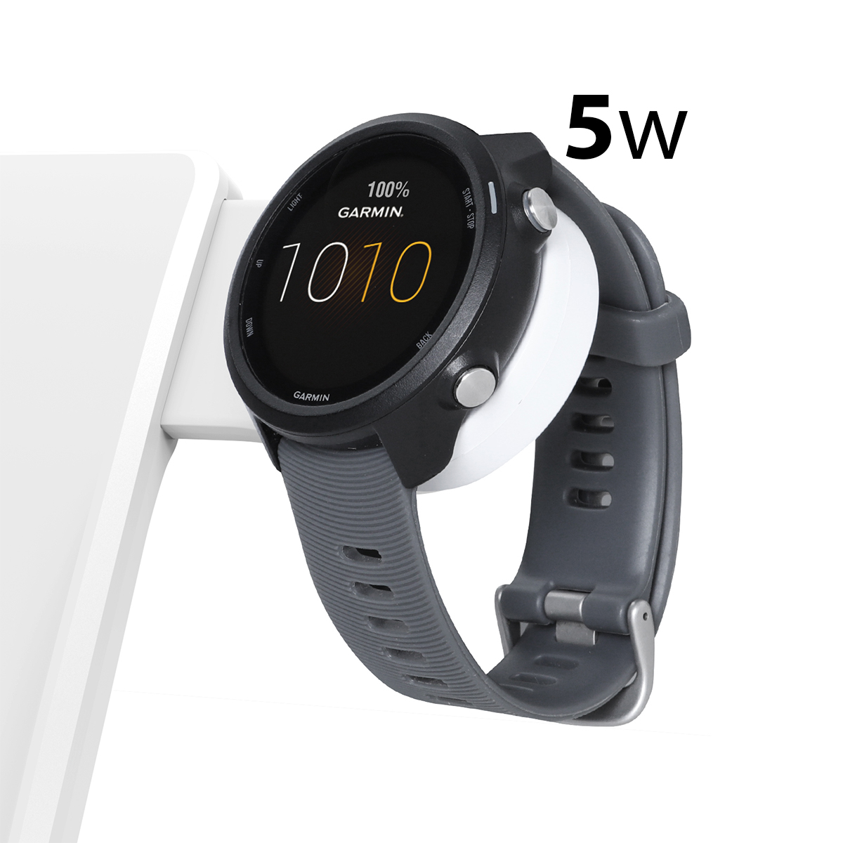 Orologio Garmin grigio con 100% di batteria su caricatore bianco. 5w.