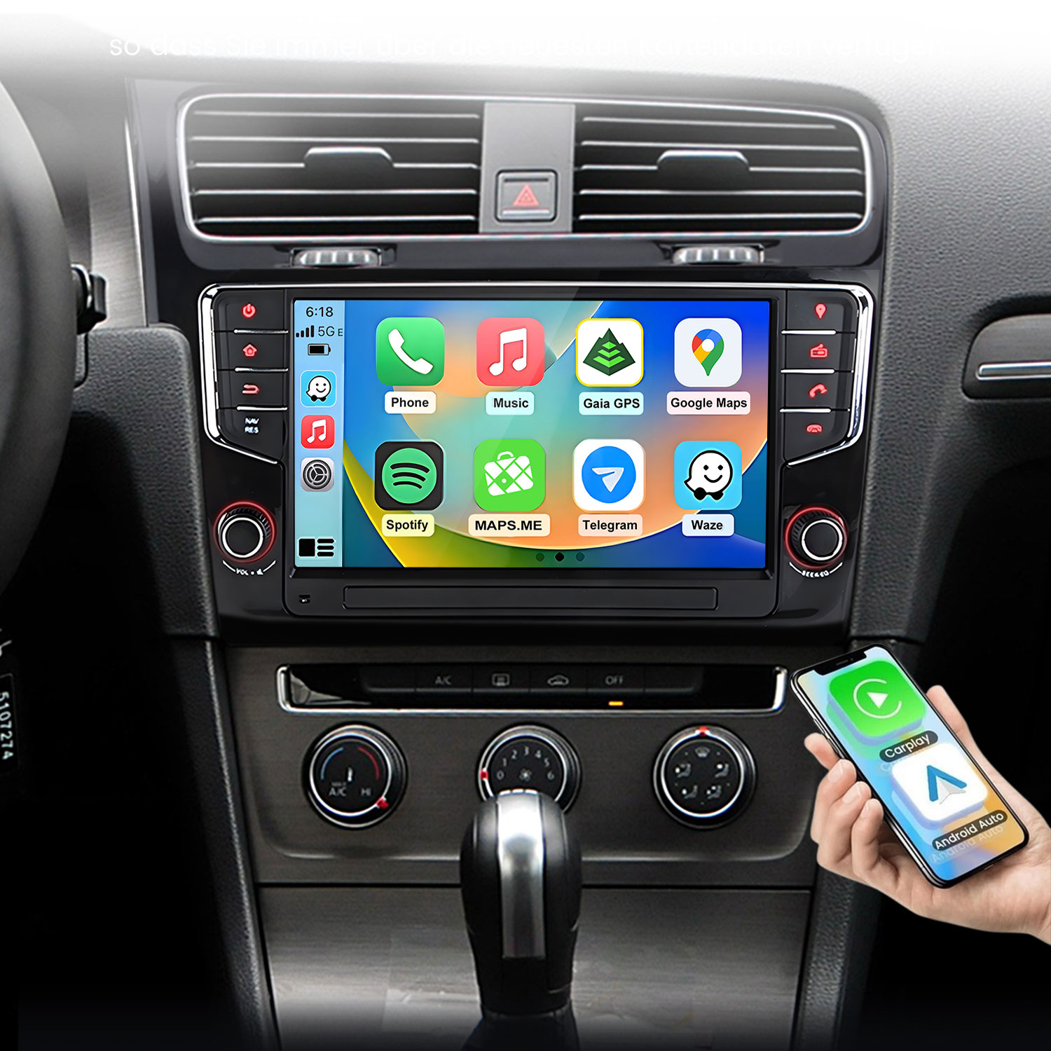 Smartfon z CarPlay i Android Auto trzymany obok ekranu multimedialnego samochodu.
