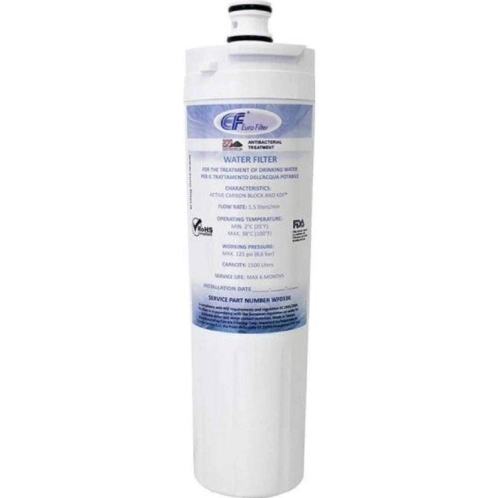 Ein weißer Wasserfilter mit blauem Etikett, der für die Trinkwasseraufbereitung bestimmt ist.