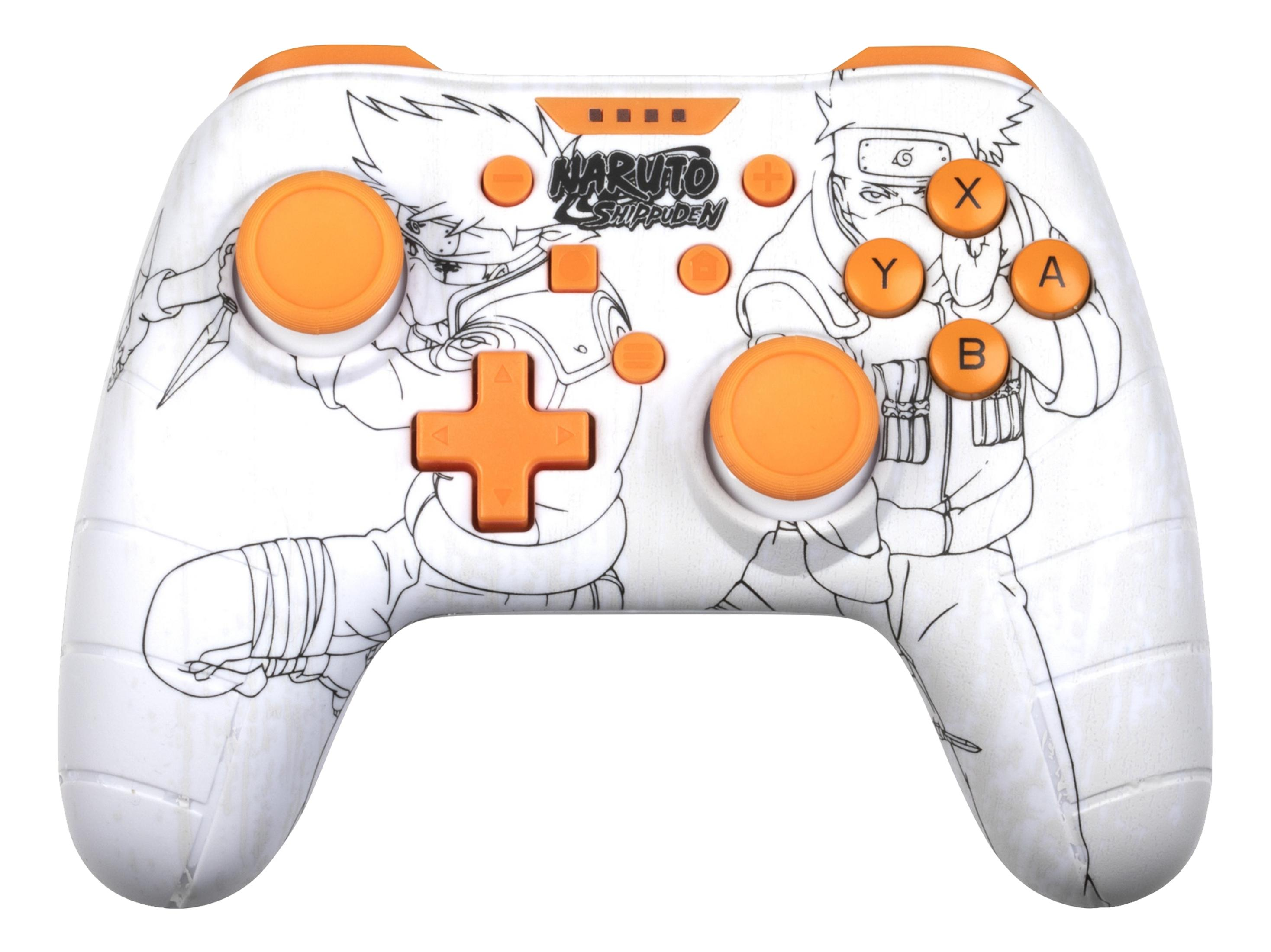 Biały kontroler z motywem Naruto, pomarańczowymi przyciskami i joystickami.