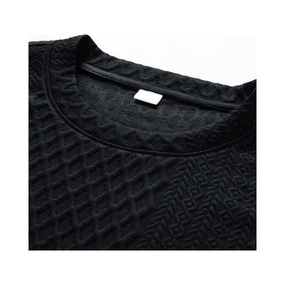 Nahaufnahme eines schwarzen strukturierten Pullovers mit Rundhalsausschnitt und einem kleinen weißen Etikett am Innenkragen.