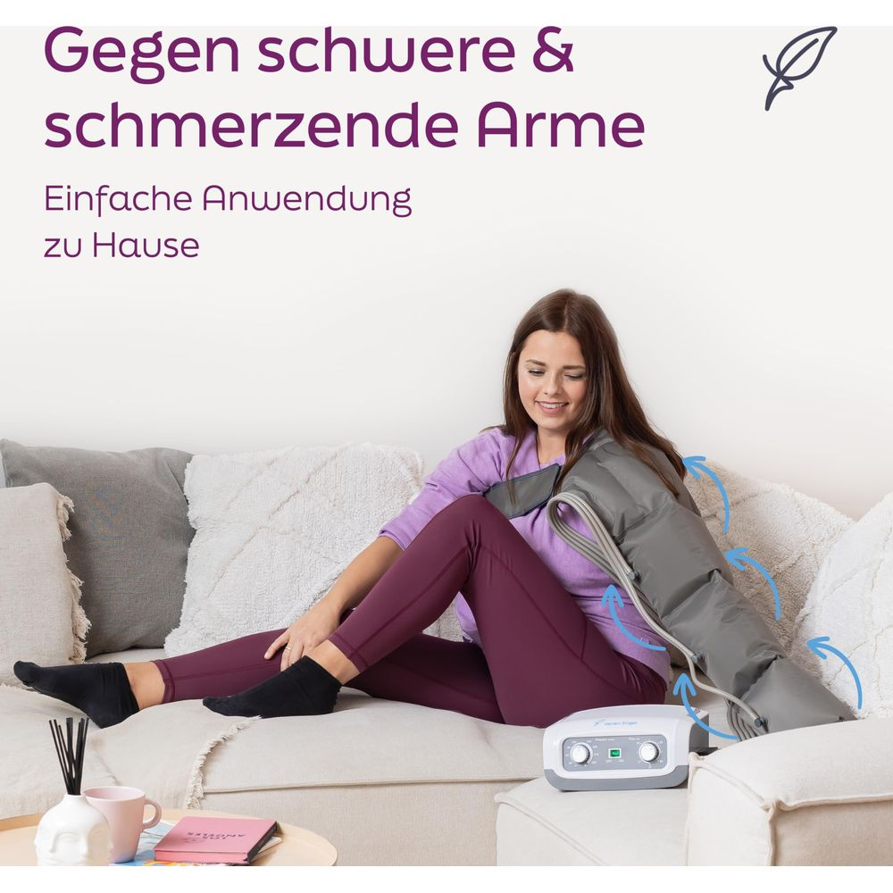 Frau sitzt auf Sofa mit Arm-Kompressionsmanschette, die mit Gerät verbunden ist.
