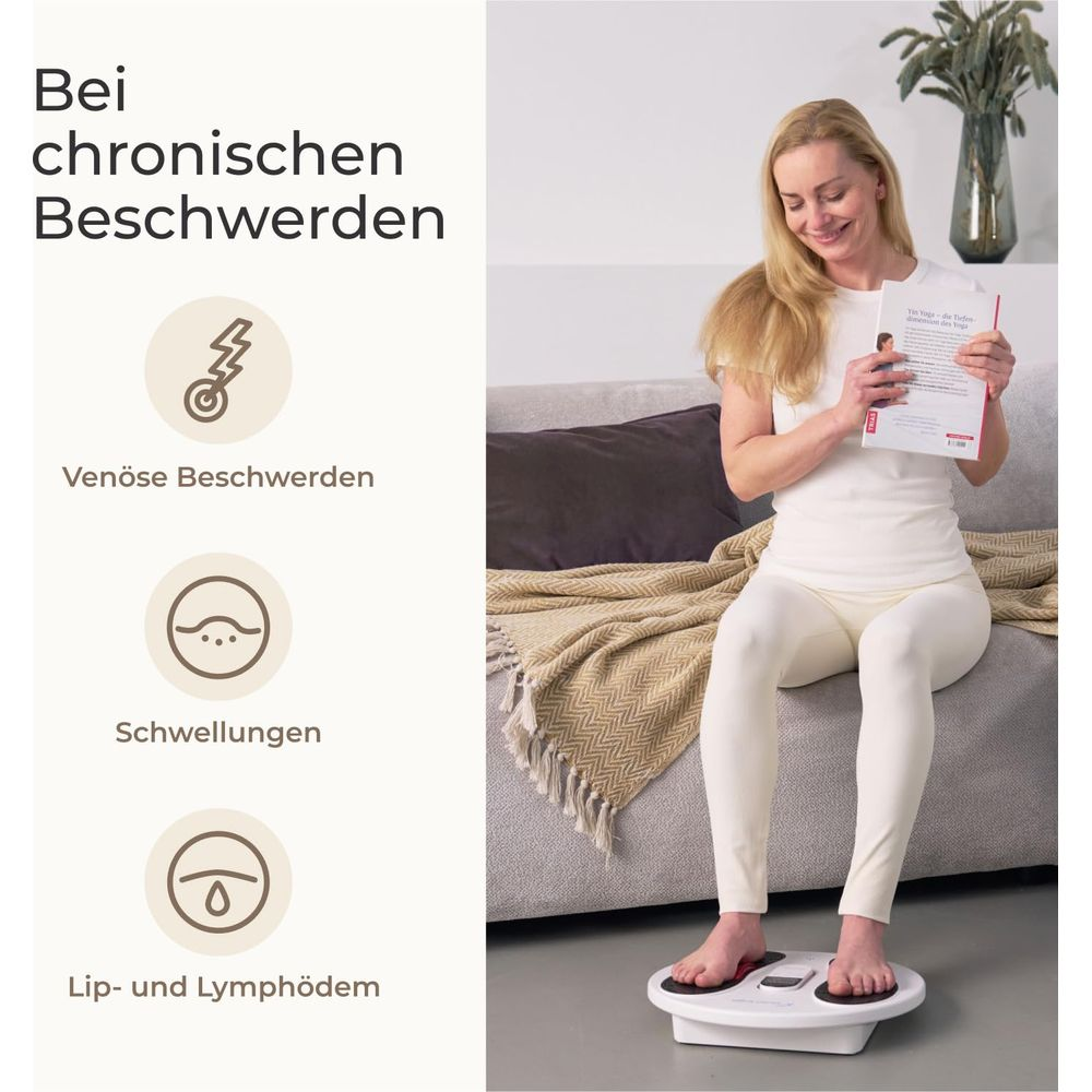 Frau mit Buch auf Sofa, Füße auf Gerät, für chronische Beschwerden.
