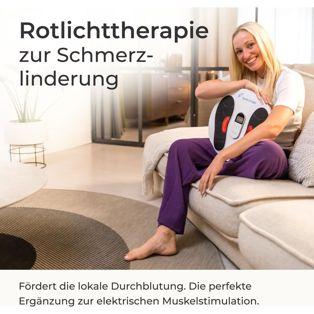 Frau sitzt auf Sofa mit Rotlichttherapiegerät.