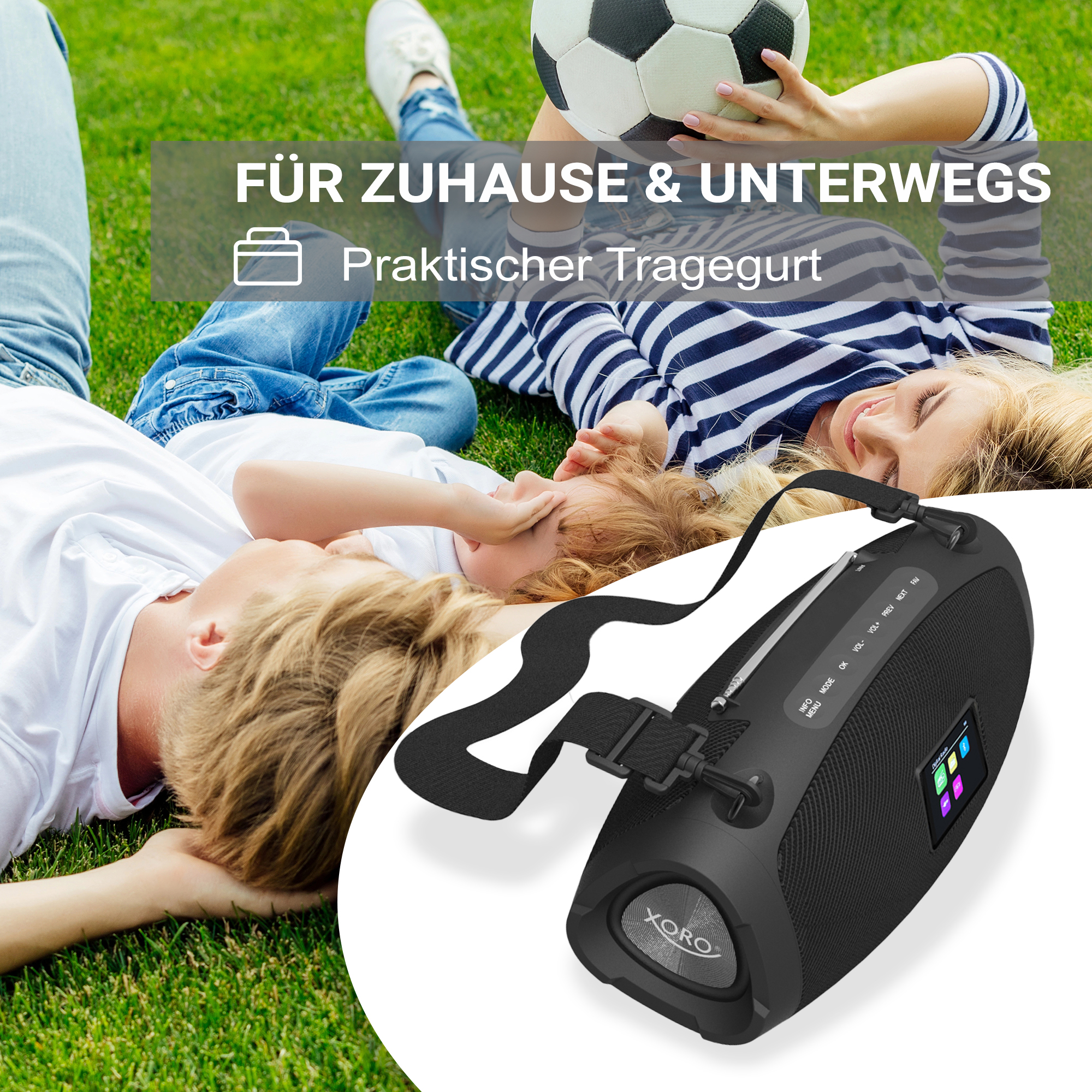 Familie liegt im Gras mit einem Lautsprecher und Fußball. Praktischer Tragegurt.