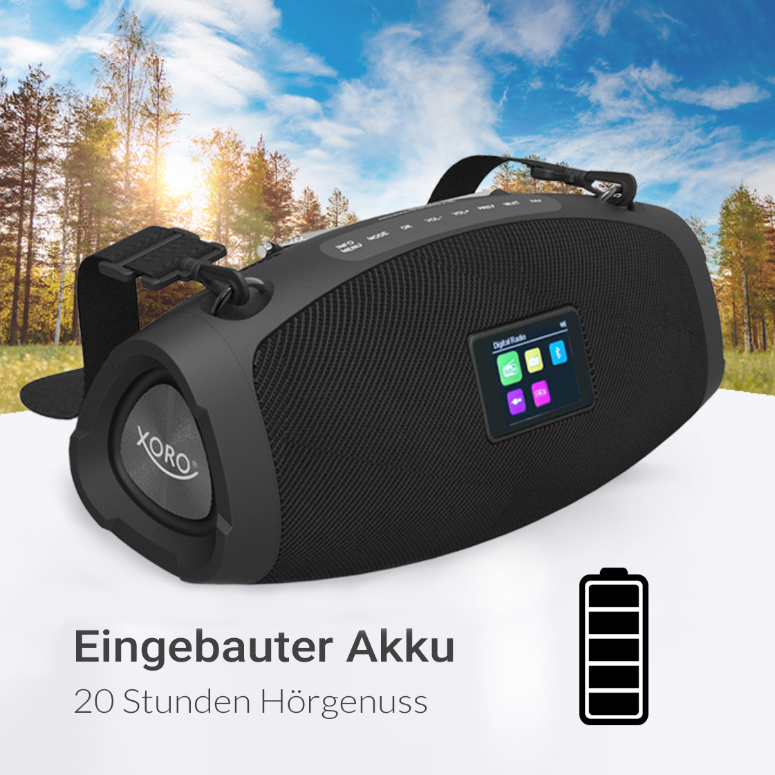 Ein schwarzer Xoro Bluetooth-Lautsprecher steht im Freien unter blauem Himmel.