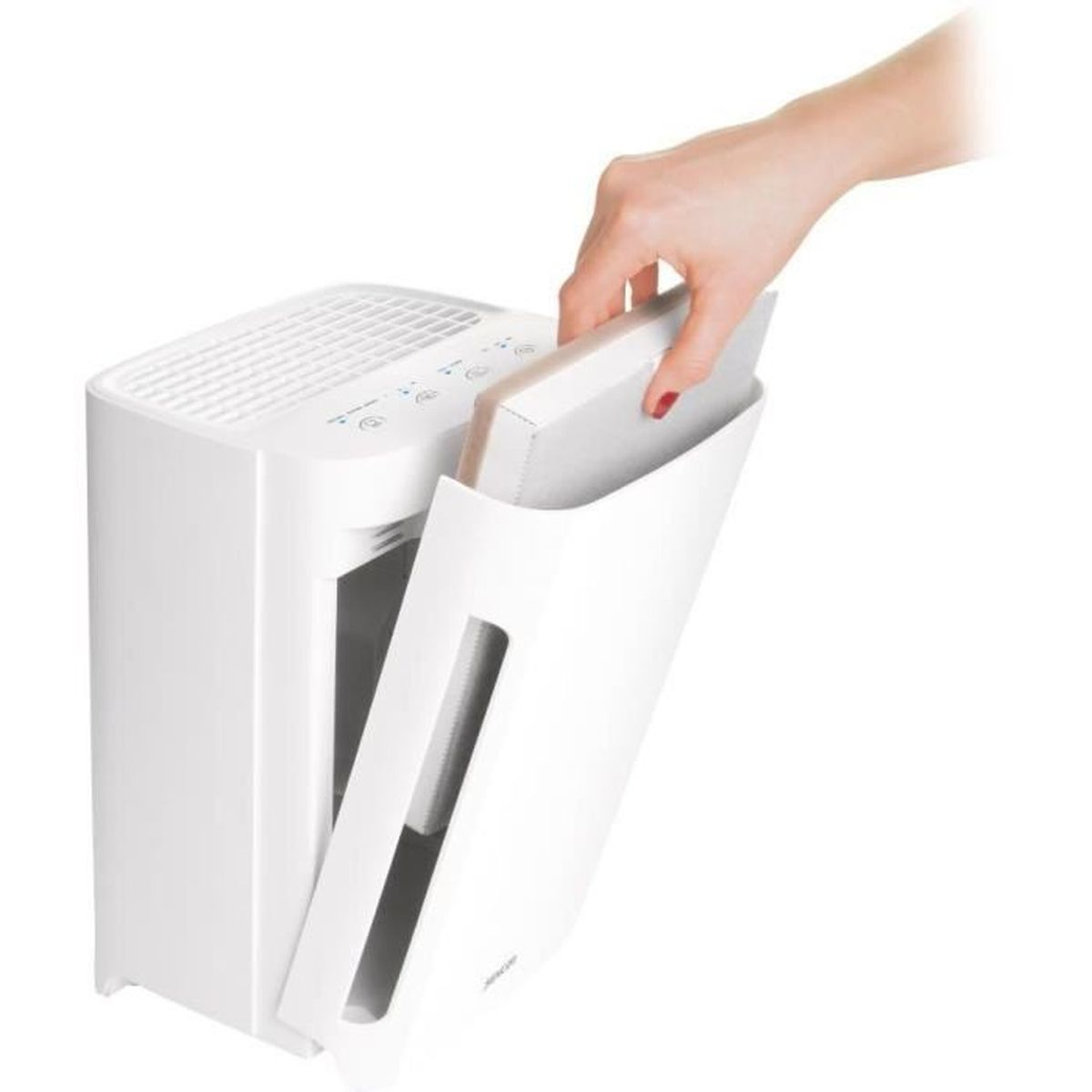 Una mano sostituisce un filtro in un purificatore d'aria bianco.