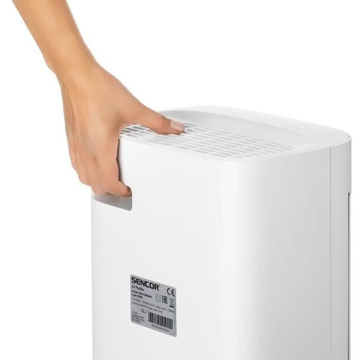 Una mano afferra la maniglia incassata di un purificatore d'aria bianco.