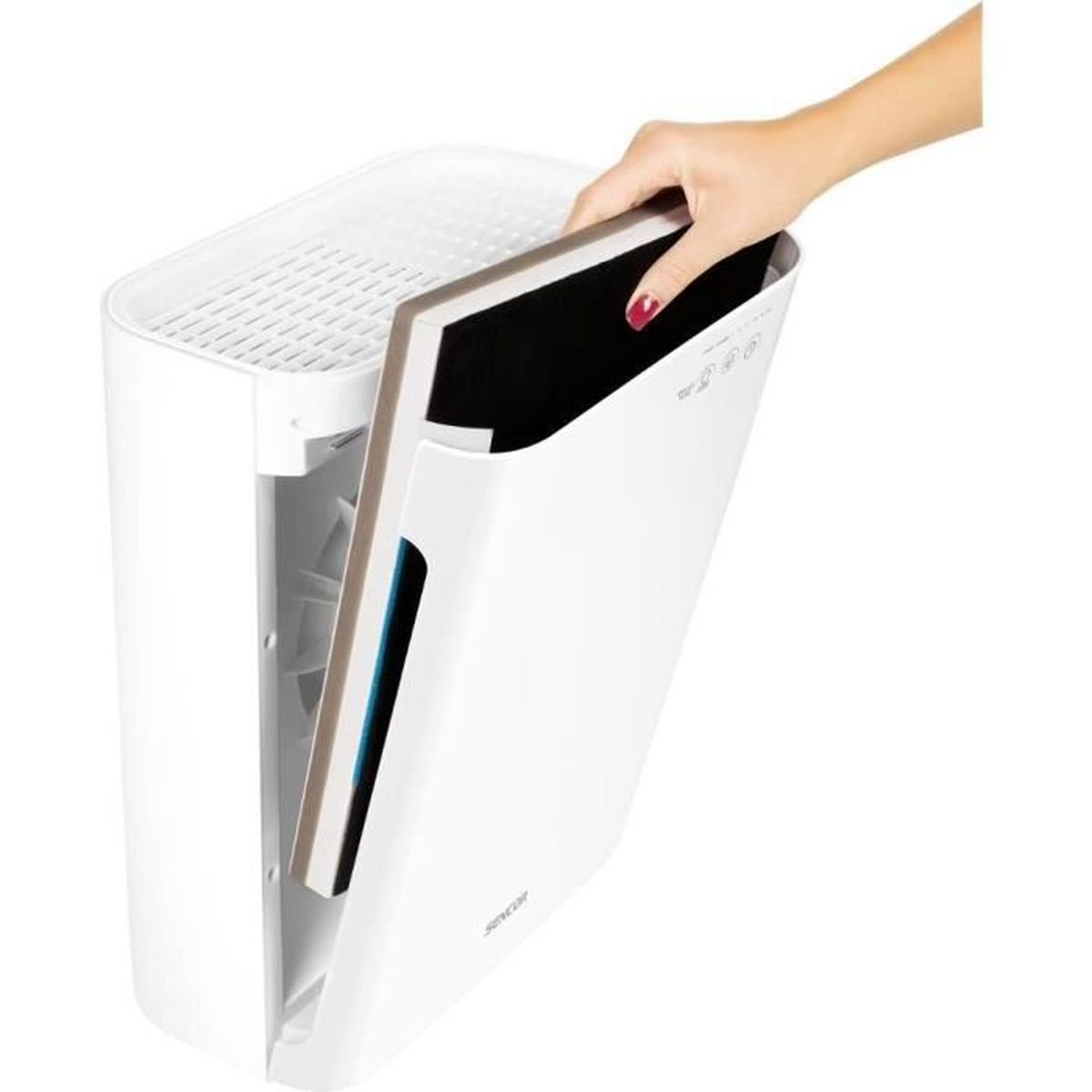 Una mano inserisce un filtro bianco in un purificatore d'aria bianco.