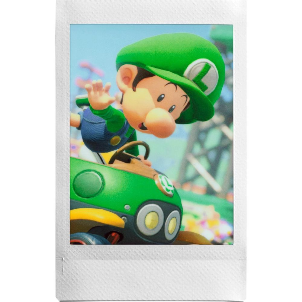 Luigi jedzie zielonym gokartem z wyciągniętą ręką, w charakterystycznej zielonej czapce.