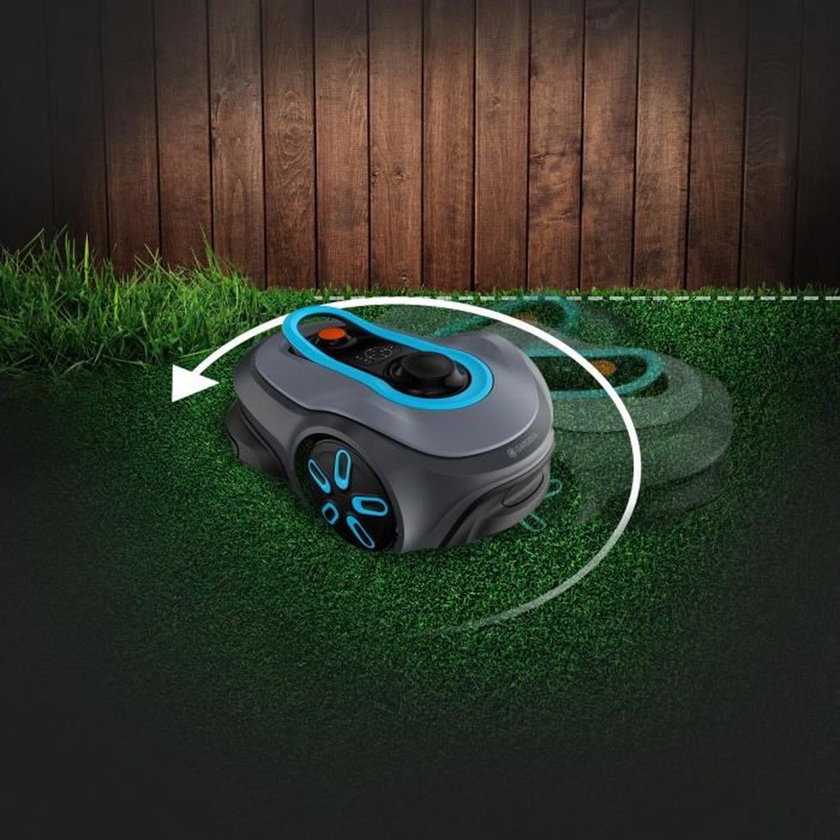 Un robot cortacésped sobre césped frente a una valla de madera, con rastro de flecha blanco.