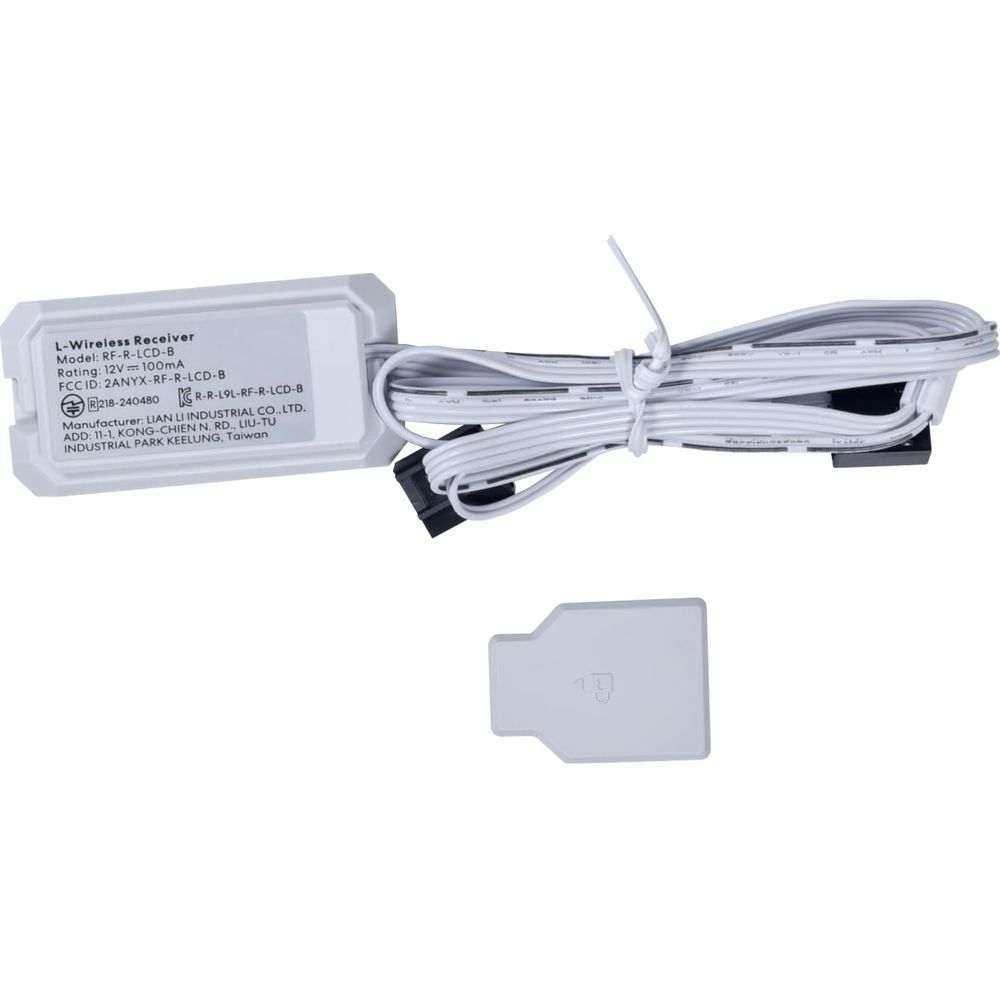 Biały odbiornik L-Wireless z przewodami i małą białą nakładką.