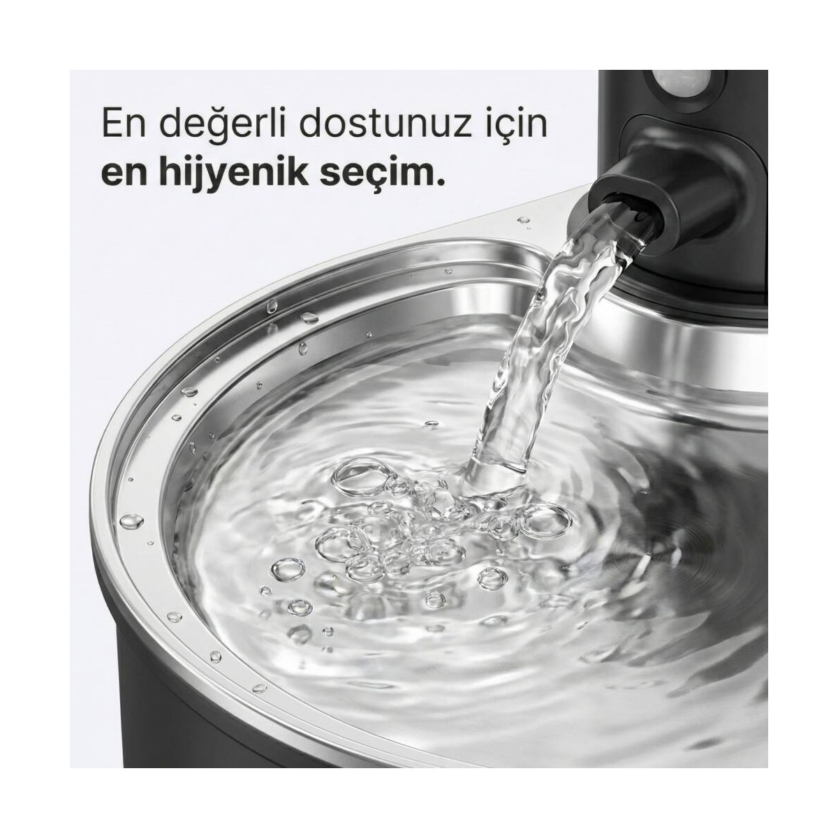 Su, yüzeyde kabarcıklar oluşturarak gümüş bir kaseye akıyor.
