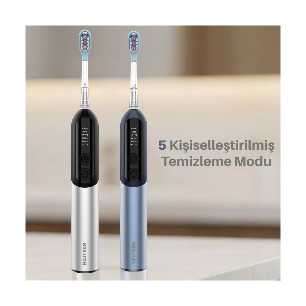 İki elektrikli diş fırçası, biri gümüş, biri mavi, ekranlı.
