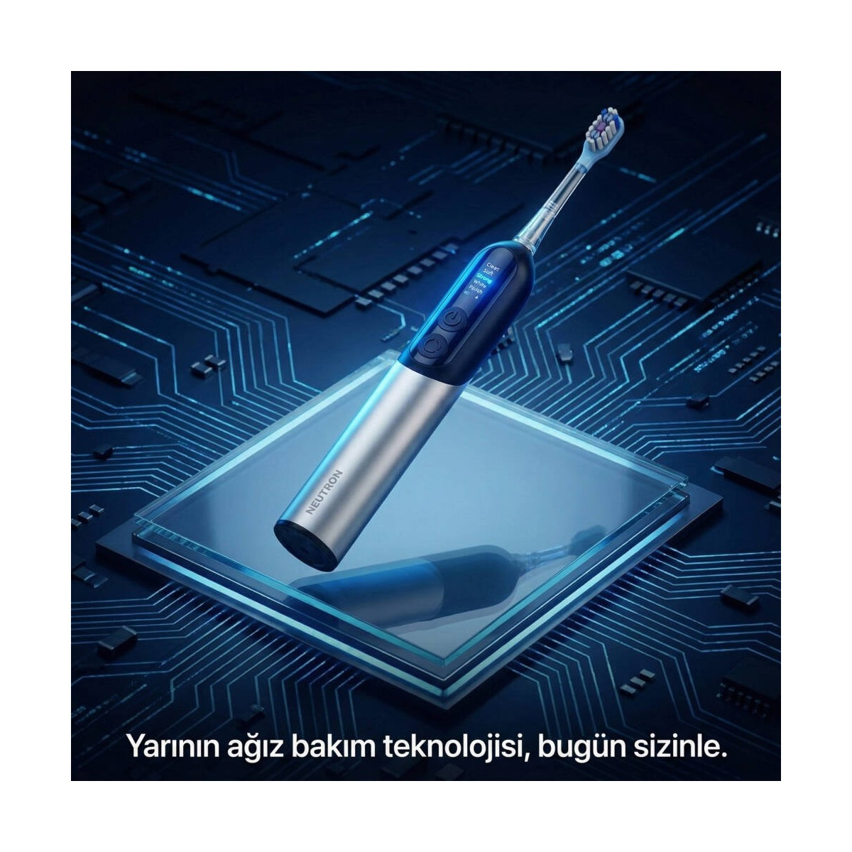 Mavi ve gümüş renkli elektrikli diş fırçası cam platform üzerinde duruyor.