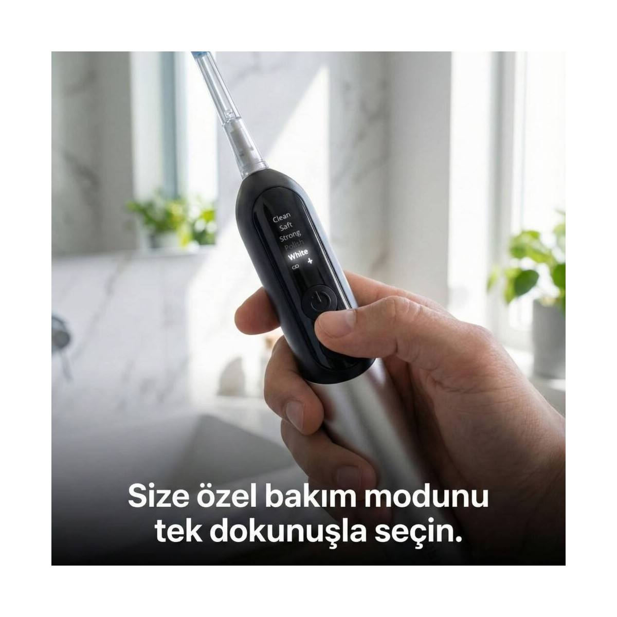 Bir el, ekrana sahip siyah elektrikli diş fırçası tutuyor.