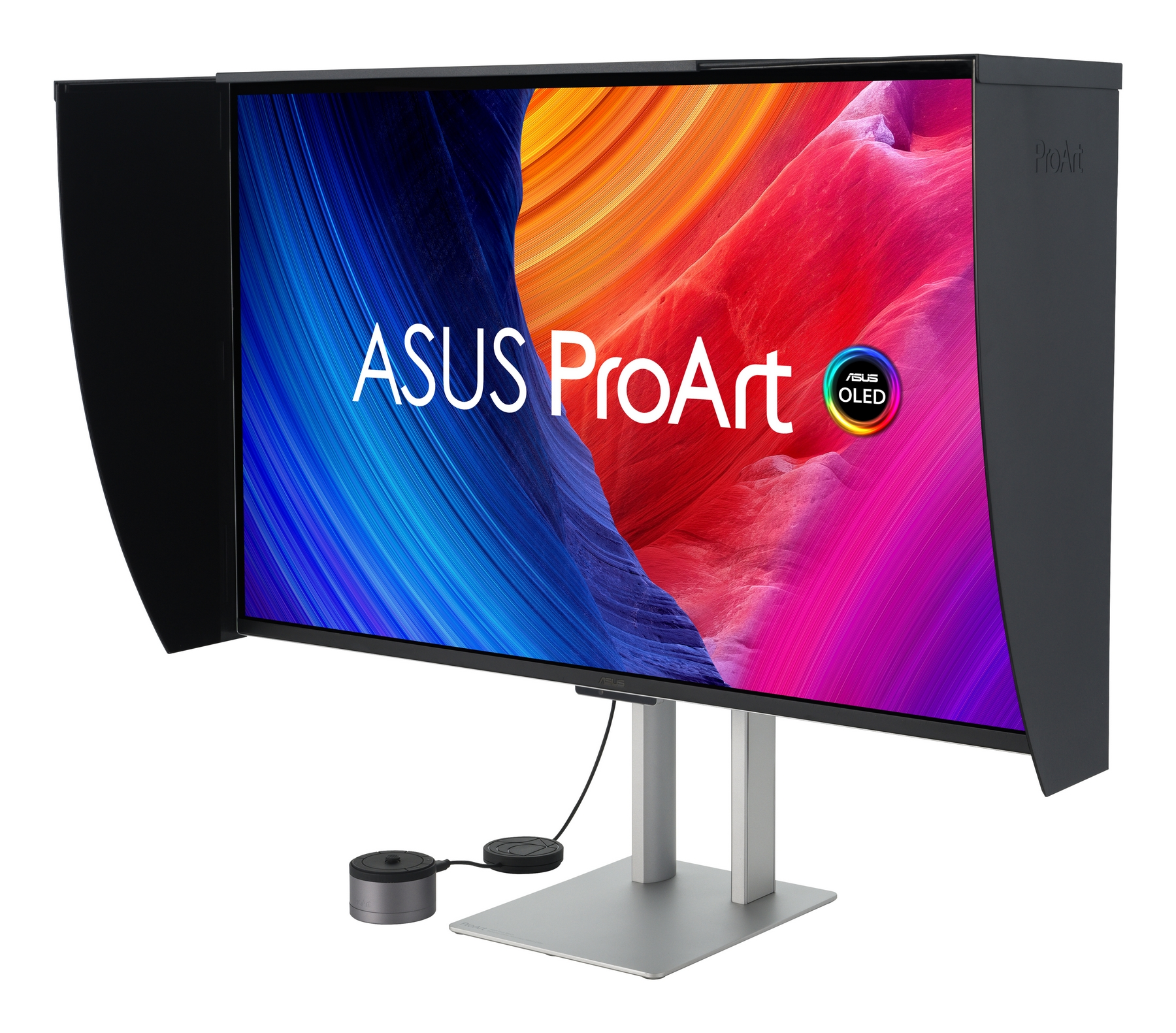 Monitor ASUS ProArt z osłoną, stojakiem i urządzeniem kalibracyjnym.